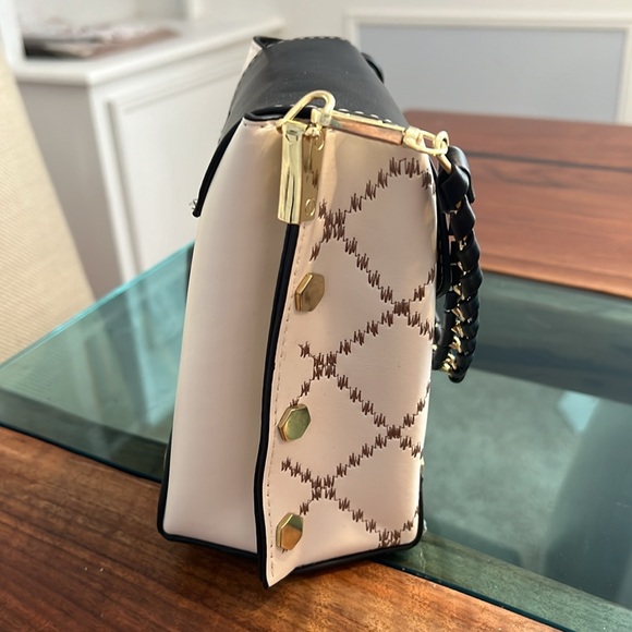 Small purse great for shopping or vacations. - Picture 4 of 10